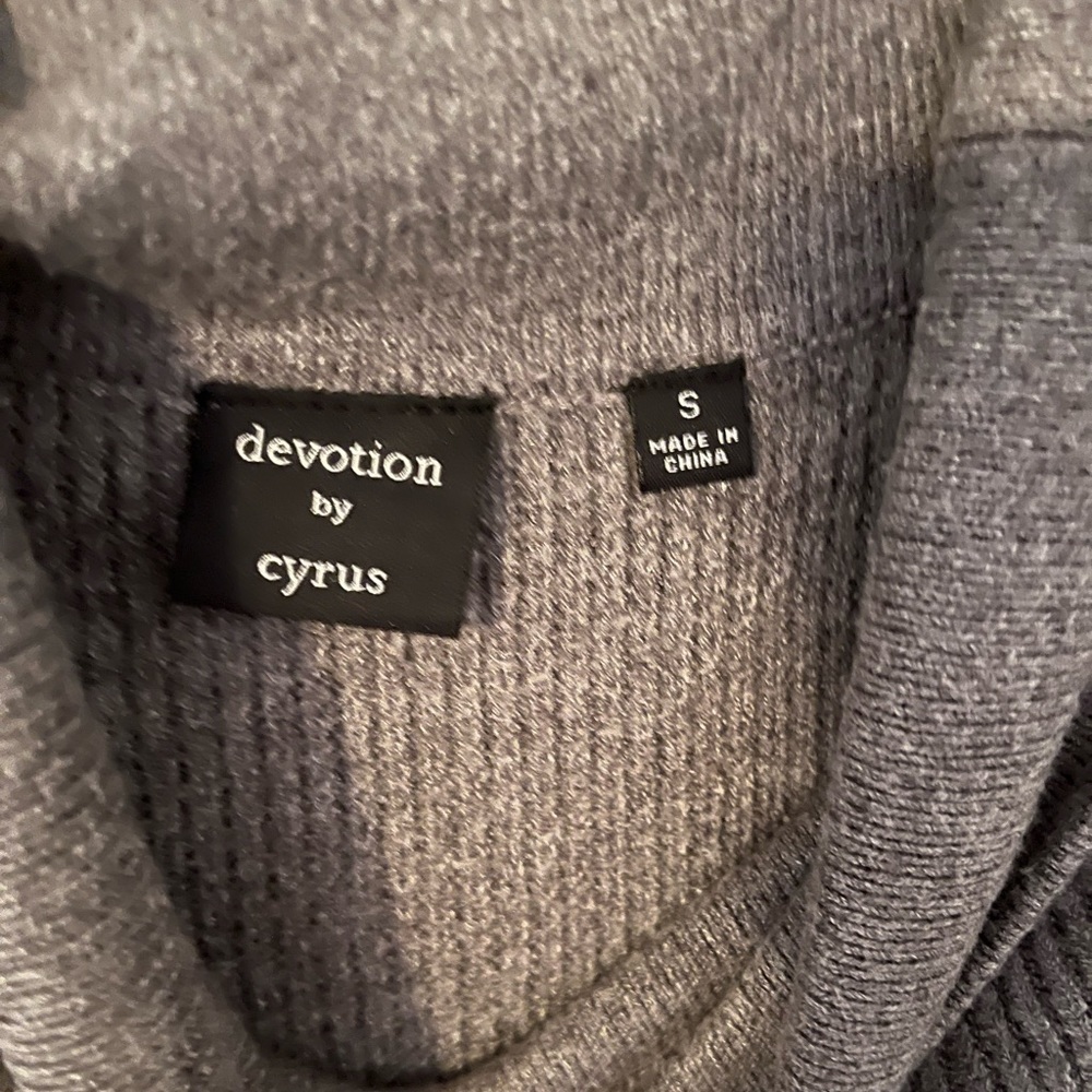 Devotion by Cyrus Sweater - Picture 7 of 9